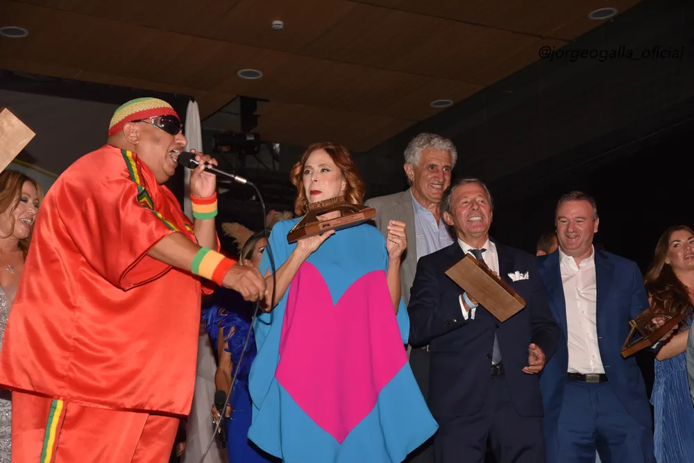 King África canta junto a Ágatha Ruiz de la Prada y Fernando Romay en el cierre de la I edición