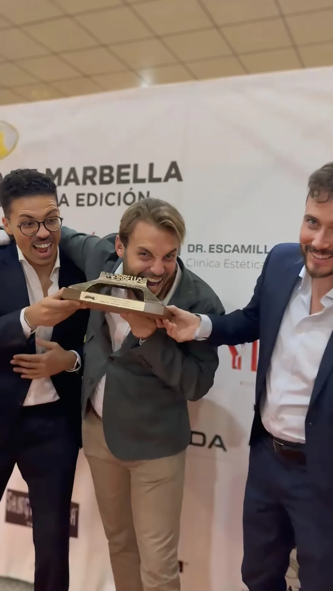 Sergio Olid celebrando con su equipo el Galardón a la Mejor Agencia de Comunicación