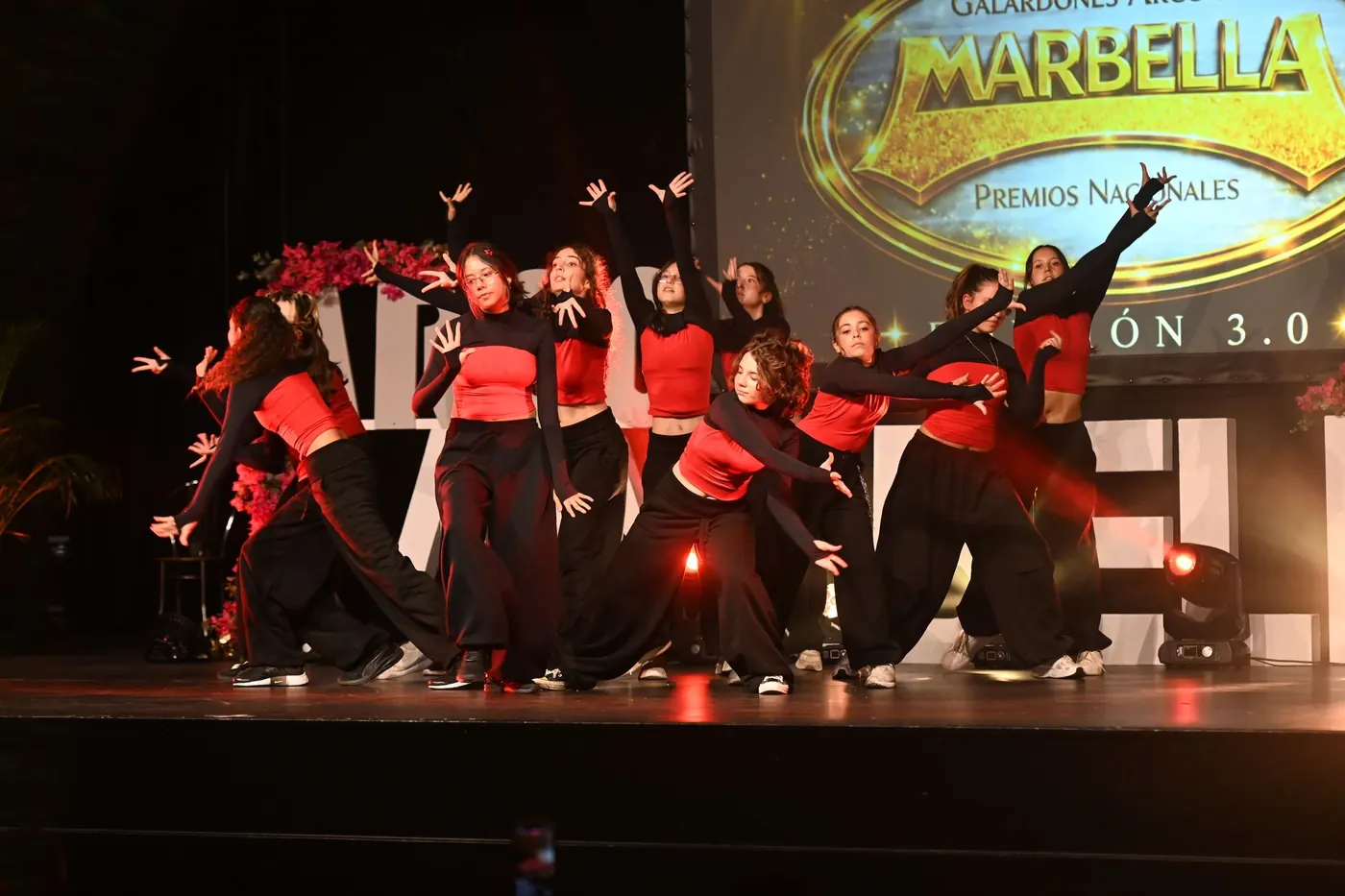 Entre galardón y galardón, baile, música y humor en directo.